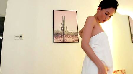 Азиатка Vina Moon принимает душ, готовясь к сексу