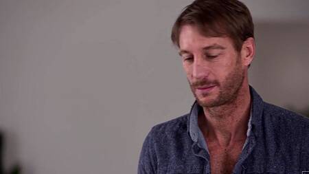 Две милашки отодвигают трусики и соблазняют на ЖМЖ