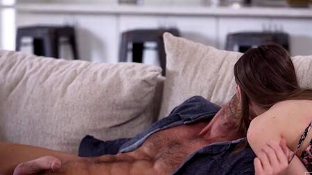 Две милашки отодвигают трусики и соблазняют на ЖМЖ