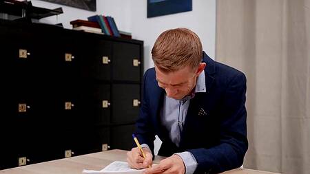 Пошлая секретарша кончает от большого члена босса