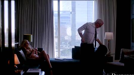 Kendra Sunderlandв сексуальном белье соблазняет негра на интим