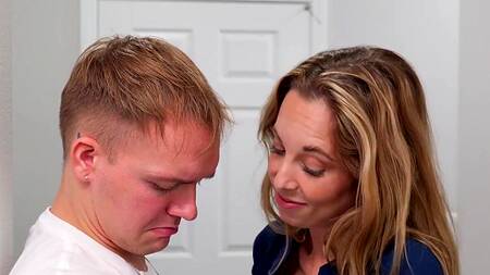 Мачеха возбуждается и хочет секса с парнем падчерицы