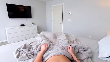 Мачеха возбуждается и хочет секса с парнем падчерицы