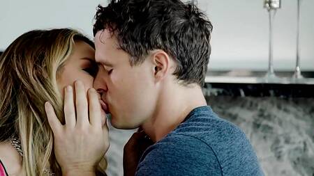 Lexi Stone изменят мужу с его молодым другом и кончает