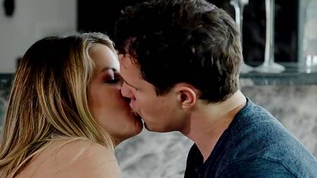 Lexi Stone изменят мужу с его молодым другом и кончает