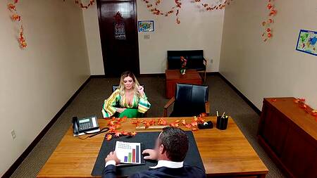 Зрелой Vivianne Desilva приходится ебаться ради работы