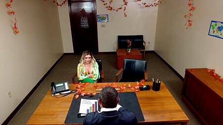 Зрелой Vivianne Desilva приходится ебаться ради работы