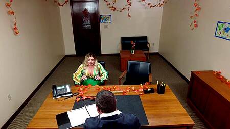 Зрелой Vivianne Desilva приходится ебаться ради работы