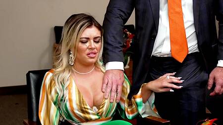 Зрелой Vivianne Desilva приходится ебаться ради работы