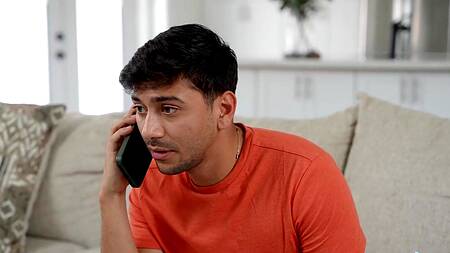 Набрасывается на киску красивой мачехи Bunny Madison и лижет её