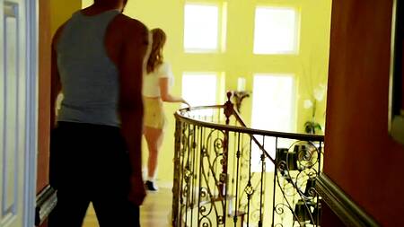 Angel Youngs хочет быть отшлепанной и наказанной