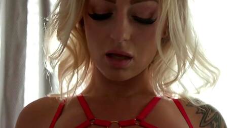 Блондинка Elana Bunnz в красном белье соблазняет черного мужа