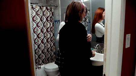 Сводные сестры ласкают киски в ванной и соблазняют на ЖМЖ брата