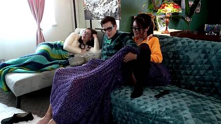 Сводная сестра азиатка в очках трахается с братом