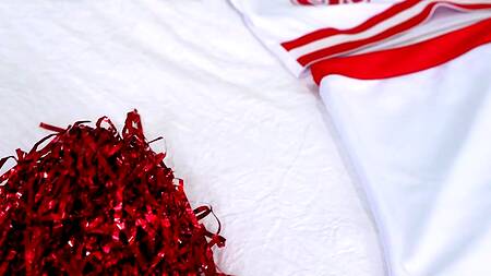 Парень толстым членом трахает милую чирлидершу