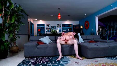 Парень толстым членом трахает милую чирлидершу