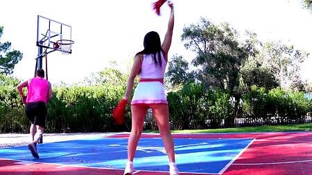 Парень толстым членом трахает милую чирлидершу