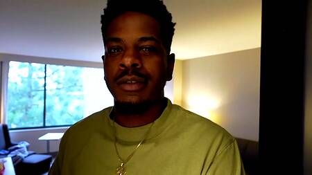 Негры в номере отеля вместе ебут двух белокурых милф