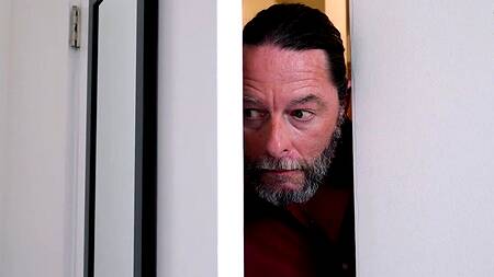 Мужик вместе с другом трахает милую падчерицу