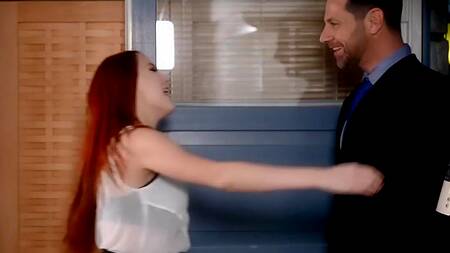 Рыжая жена Charlie Red в сексуальном белье соблазняет мужа