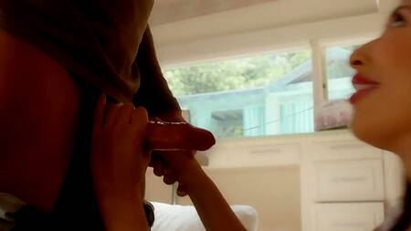 Азиатка Penelope Woods соблазняет на нежный секс