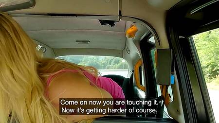 Блондинка в розовом платье соглашается на секс с таксистом