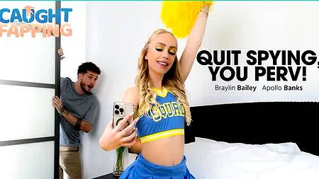 Застает милую чирлидершу Braylin Bailey за дрочкой и трахает её