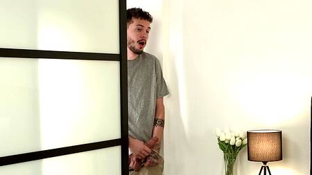 Застает милую чирлидершу Braylin Bailey за дрочкой и трахает её