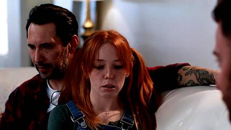 Рыжую худышку Madi Collins ебет отчим и соцработник