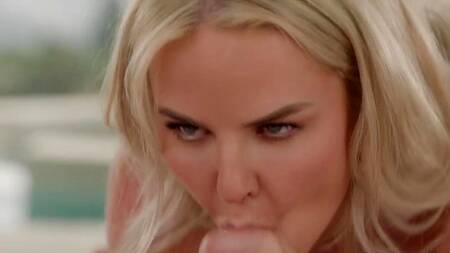 Молодой бизнесмен ебет в сочную попку горячую милфу