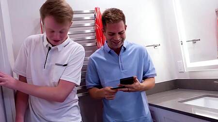 Две жаркие подруги пробуют рисовать, но вскоре ебутся с парнями