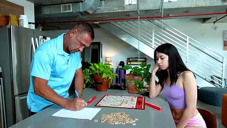 Игривая дочка занялась сексом с отцом вместо настольной игры