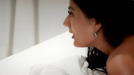 Шикарная Maddy Black встает раком и соблазняет на анал