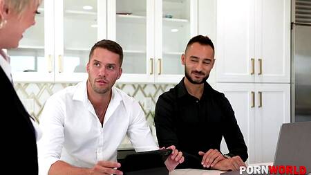 Сперва жесткий секс с начальницей, а работа потом