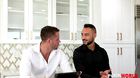 Сперва жесткий секс с начальницей, а работа потом