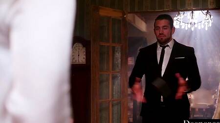 Худышка страстно ебется с охранником в гардеробной