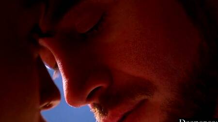 Худышка страстно ебется с охранником в гардеробной