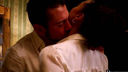 Худышка страстно ебется с охранником в гардеробной