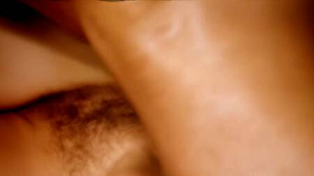 Богатый негр у себя на вилле трахает белую красотку