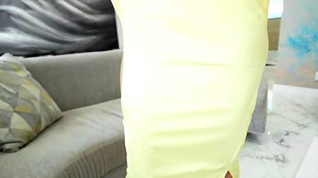 Лижет бритую пизду зрелой Chloe Amour и трахает её