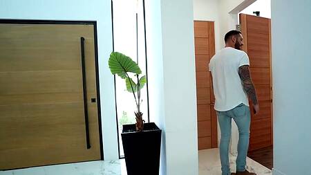 Лижет бритую пизду зрелой Chloe Amour и трахает её