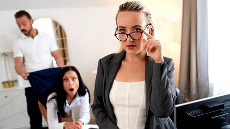 Оставила подчиненных в кабинете, а те занялись анальным сексом