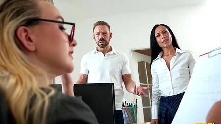 Оставила подчиненных в кабинете, а те занялись анальным сексом