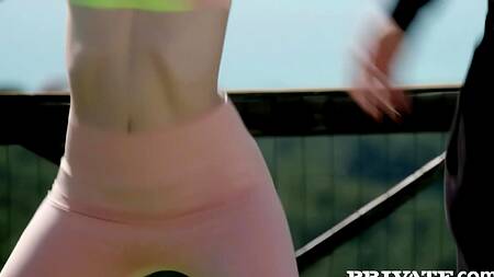 Фитнес блогерка во время прямого эфира занялась анальным сексом