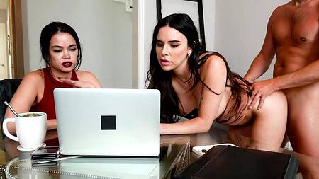 Муж трахает красивую жену пока та работает