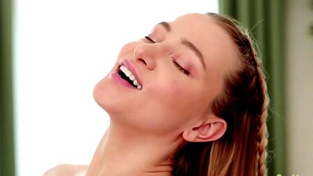 Подготовка к экзаменам со сводной сестрой перерастает в секс