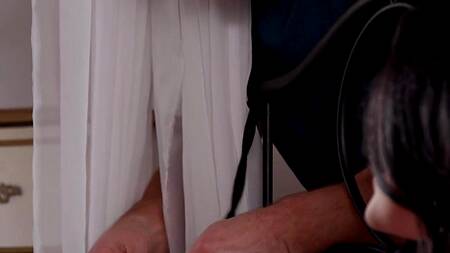 Привязывает сочную жену к кровати и чувственно её трахает