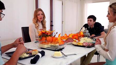 День благодарения заканчивается групповым сексом с мамками