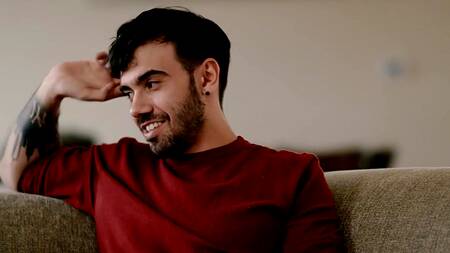 Лижет упругие сиськи подруги и страстно её трахает