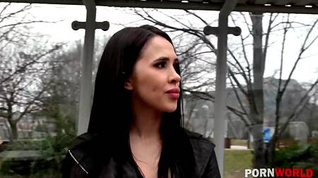 Шла на остановку, но занялась групповым сексом с двумя